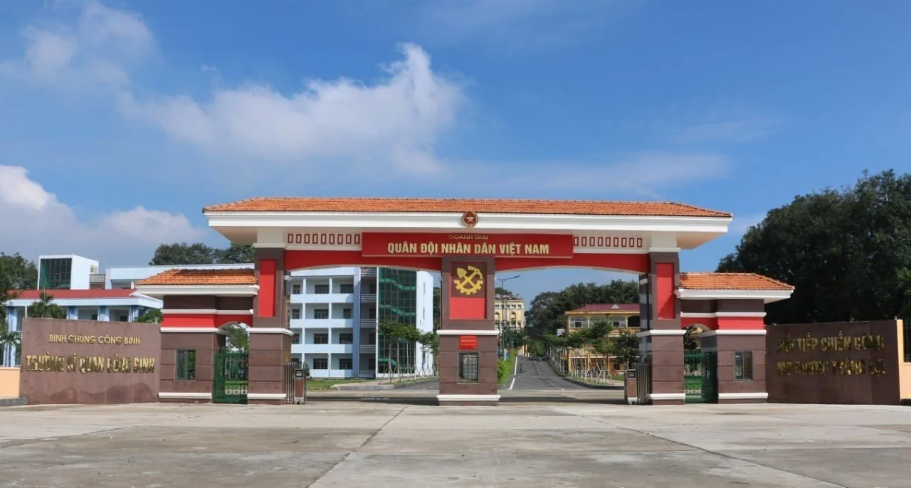 Cổng doanh trại Trường Sĩ quan Công binh